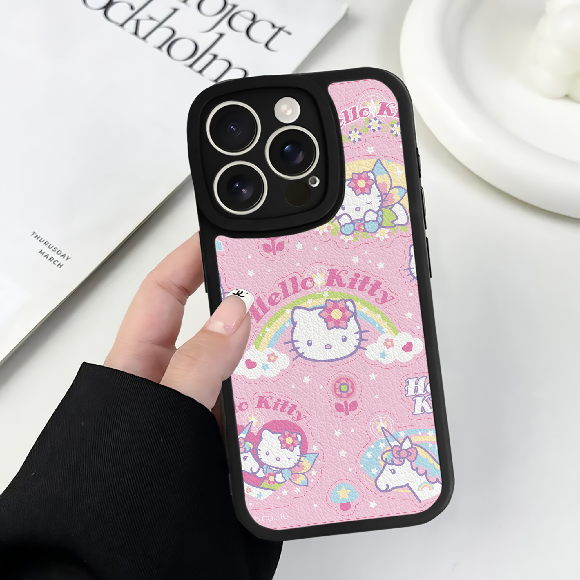 （画像用） Hello Kitty ハローキティ 【iPhone 16シリーズ対応】シリコンスマホケース（レザー調） 材質：シリコン